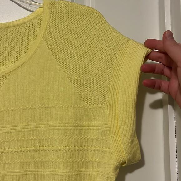 ⚡️ 3 for $20 ⚡️ The Limited Cap Sleeve Yellow Sweater - Picture 3 of 10